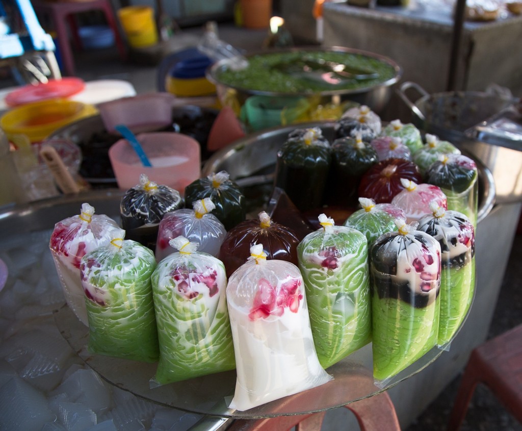 shutterstock_260086628-1024x845 Must Try Summer Street Food in Hanoi (Part 1)