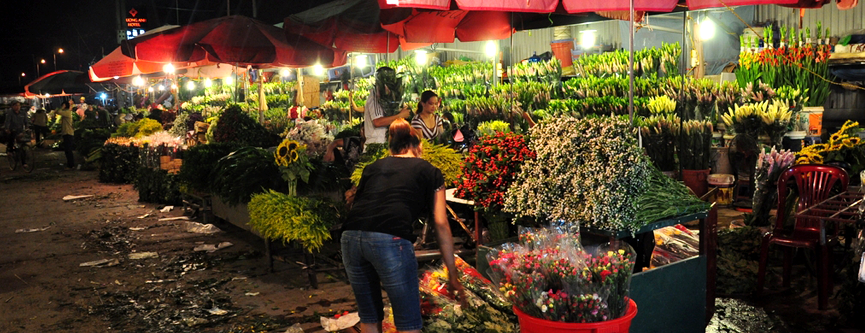 Hanoi’s Nighttime Flower Market