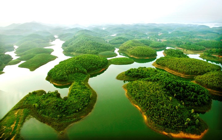 Thac-bac-lake-in-floating-season