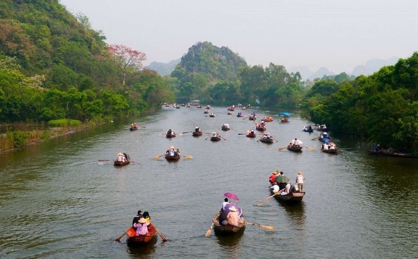 Festivals-in-Vietnam-after -Tet-holiday-Huong-pagoda-festival .jpg