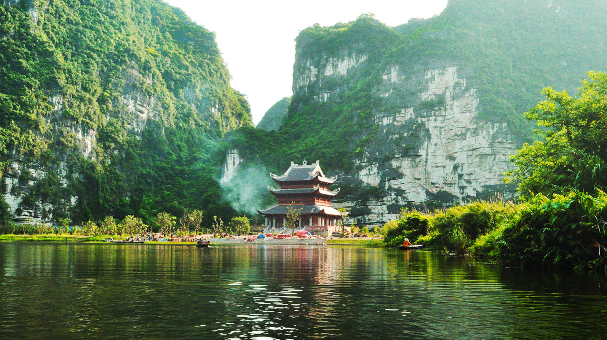 Trang An, located in Ninh Binh province, Vietnam, lies south of the Red River Delta. It is a magnificent natural landscape complex recognized by UNESCO as a dual World Heritage site.