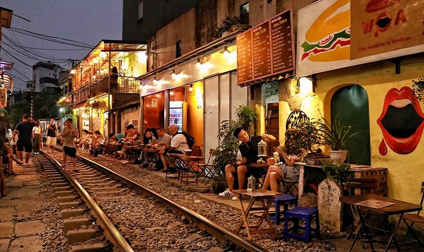 Ha-Noi-special -places -for- stunning- photo- shoot- railway-in- Phung-